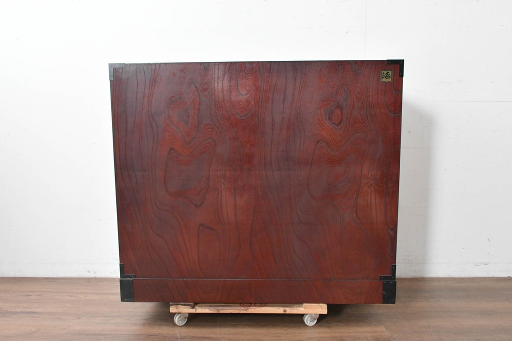 中古　美品　欅産業　仙台民藝箪笥(仙台箪笥)　漆塗り　牡丹文様があしらわれた重厚な金具が美しい衣装箪笥　定価約50万円　(R-087232)