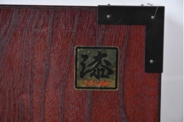 中古　美品　欅産業　仙台民藝箪笥(仙台箪笥)　漆塗り　牡丹文様があしらわれた重厚な金具が美しい衣装箪笥　定価約50万円　(R-087232)