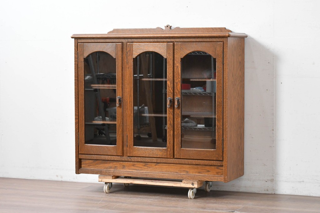 中古　希少な廃番品!　三越家具(現カントリーハウス)　Brugge(ブルージュ)　アーチガラス扉と装飾金具が美しいキャビネット　(R-087235)