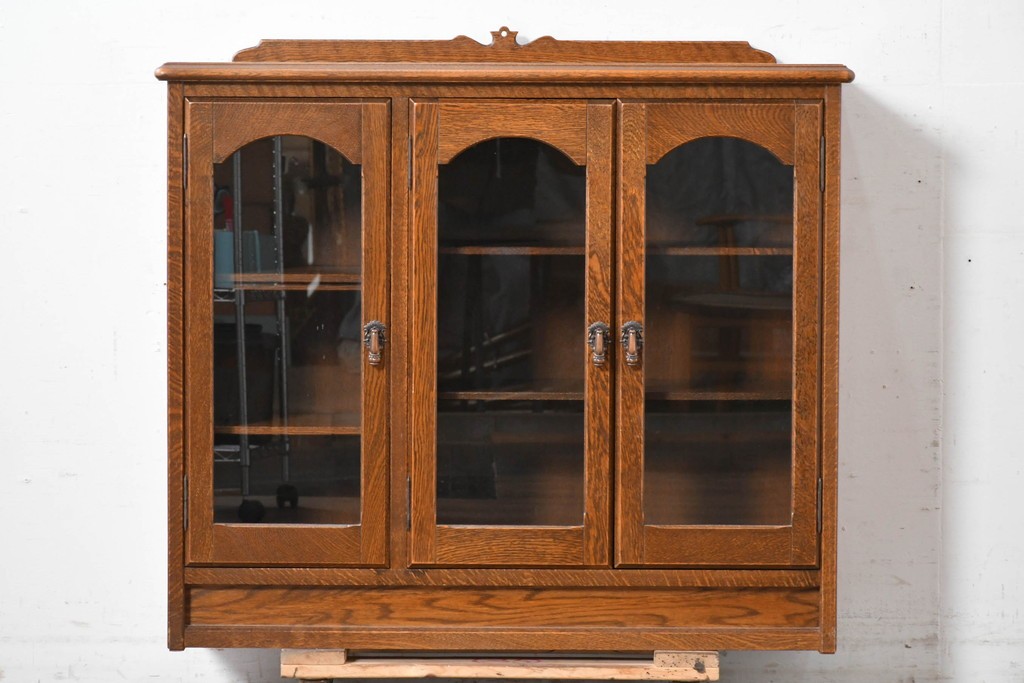 中古　希少な廃番品!　三越家具(現カントリーハウス)　Brugge(ブルージュ)　アーチガラス扉と装飾金具が美しいキャビネット　(R-087235)