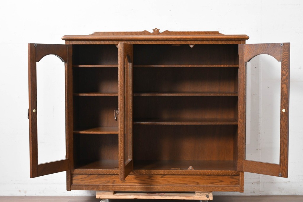 中古　希少な廃番品!　三越家具(現カントリーハウス)　Brugge(ブルージュ)　アーチガラス扉と装飾金具が美しいキャビネット　(R-087235)