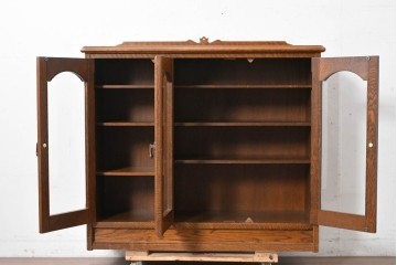 中古　希少な廃番品!　三越家具(現カントリーハウス)　Brugge(ブルージュ)　アーチガラス扉と装飾金具が美しいキャビネット　(R-087235)