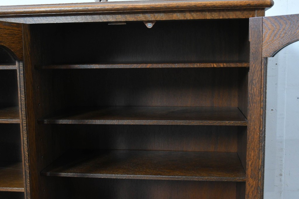 中古　希少な廃番品!　三越家具(現カントリーハウス)　Brugge(ブルージュ)　アーチガラス扉と装飾金具が美しいキャビネット　(R-087235)