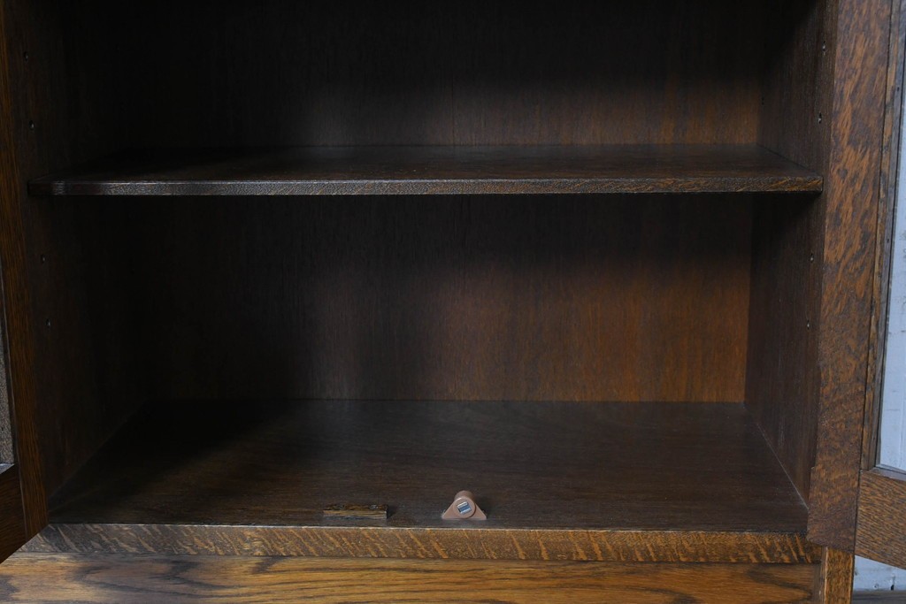 中古　希少な廃番品!　三越家具(現カントリーハウス)　Brugge(ブルージュ)　アーチガラス扉と装飾金具が美しいキャビネット　(R-087235)