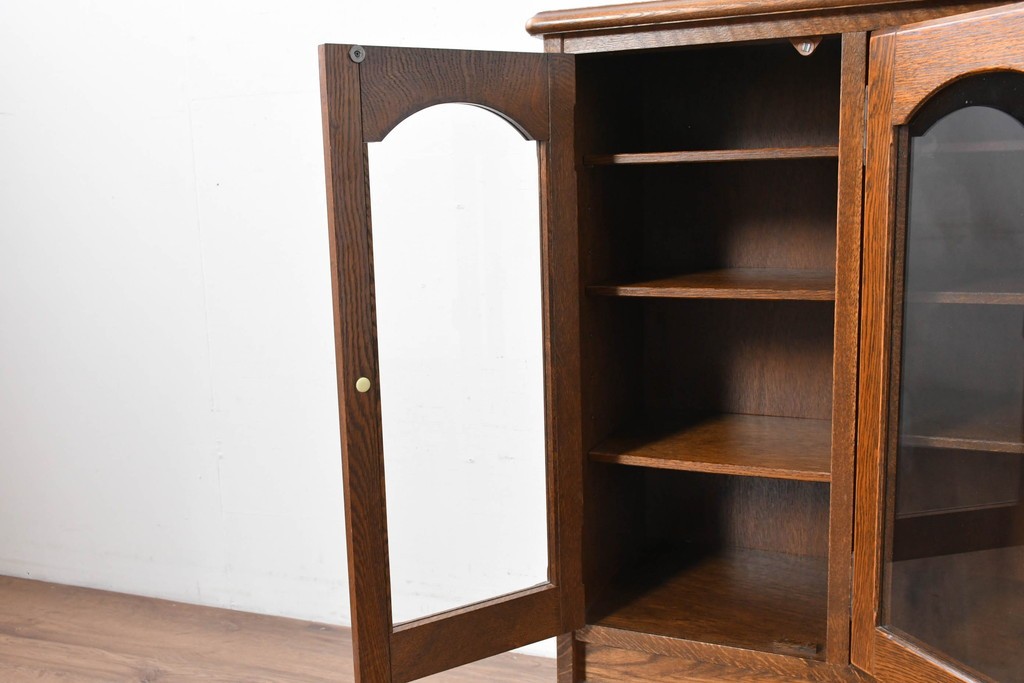 中古　希少な廃番品!　三越家具(現カントリーハウス)　Brugge(ブルージュ)　アーチガラス扉と装飾金具が美しいキャビネット　(R-087235)
