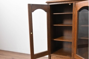 中古　希少な廃番品!　三越家具(現カントリーハウス)　Brugge(ブルージュ)　アーチガラス扉と装飾金具が美しいキャビネット　(R-087235)