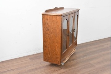 中古　希少な廃番品!　三越家具(現カントリーハウス)　Brugge(ブルージュ)　アーチガラス扉と装飾金具が美しいキャビネット　(R-087235)