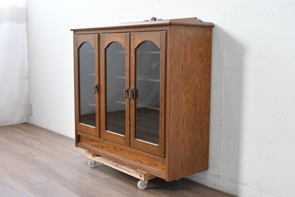 中古　希少な廃番品!　三越家具(現カントリーハウス)　Brugge(ブルージュ)　アーチガラス扉と装飾金具が美しいキャビネット　(R-087235)