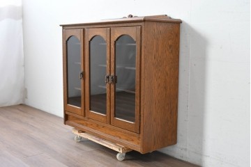 中古　希少な廃番品!　三越家具(現カントリーハウス)　Brugge(ブルージュ)　アーチガラス扉と装飾金具が美しいキャビネット　(R-087235)