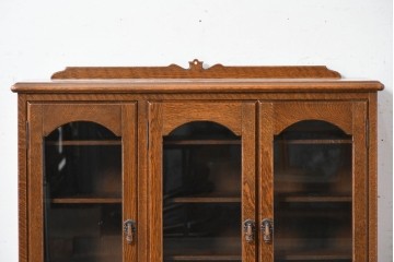 中古　希少な廃番品!　三越家具(現カントリーハウス)　Brugge(ブルージュ)　アーチガラス扉と装飾金具が美しいキャビネット　(R-087235)