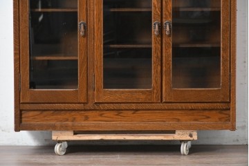 中古　希少な廃番品!　三越家具(現カントリーハウス)　Brugge(ブルージュ)　アーチガラス扉と装飾金具が美しいキャビネット　(R-087235)