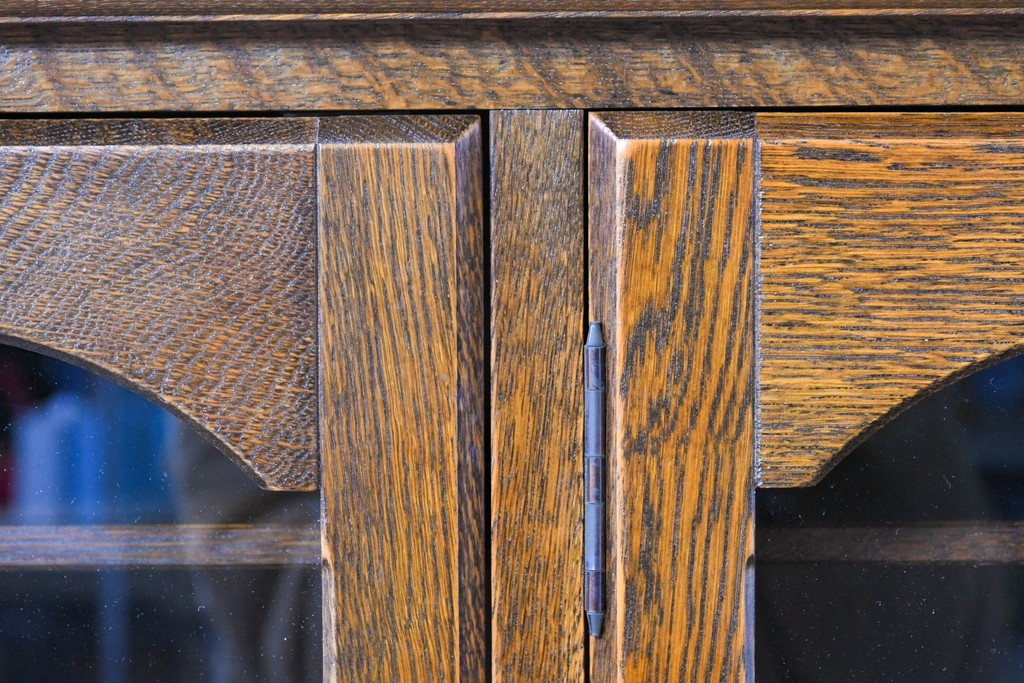 中古　希少な廃番品!　三越家具(現カントリーハウス)　Brugge(ブルージュ)　アーチガラス扉と装飾金具が美しいキャビネット　(R-087235)