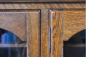 中古　希少な廃番品!　三越家具(現カントリーハウス)　Brugge(ブルージュ)　アーチガラス扉と装飾金具が美しいキャビネット　(R-087235)