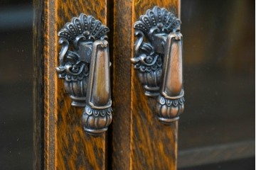 中古　希少な廃番品!　三越家具(現カントリーハウス)　Brugge(ブルージュ)　アーチガラス扉と装飾金具が美しいキャビネット　(R-087235)