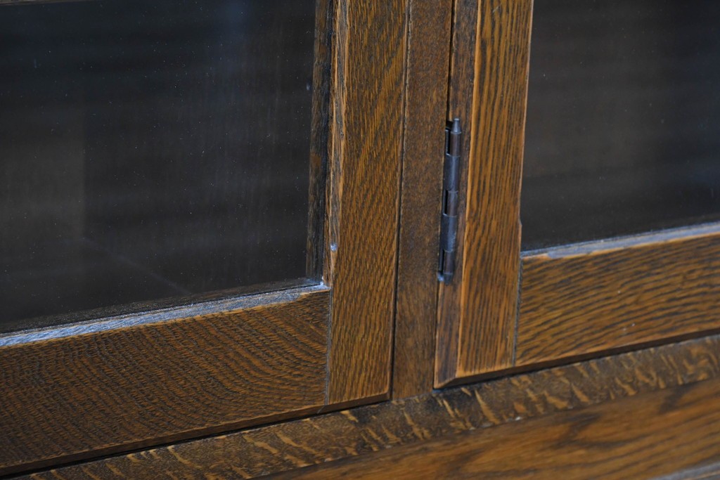 中古　希少な廃番品!　三越家具(現カントリーハウス)　Brugge(ブルージュ)　アーチガラス扉と装飾金具が美しいキャビネット　(R-087235)