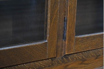 中古　希少な廃番品!　三越家具(現カントリーハウス)　Brugge(ブルージュ)　アーチガラス扉と装飾金具が美しいキャビネット　(R-087235)