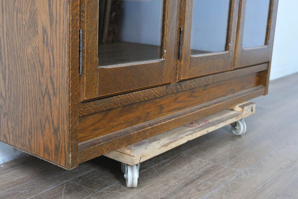 中古　希少な廃番品!　三越家具(現カントリーハウス)　Brugge(ブルージュ)　アーチガラス扉と装飾金具が美しいキャビネット　(R-087235)