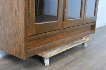 中古　希少な廃番品!　三越家具(現カントリーハウス)　Brugge(ブルージュ)　アーチガラス扉と装飾金具が美しいキャビネット　(R-087235)