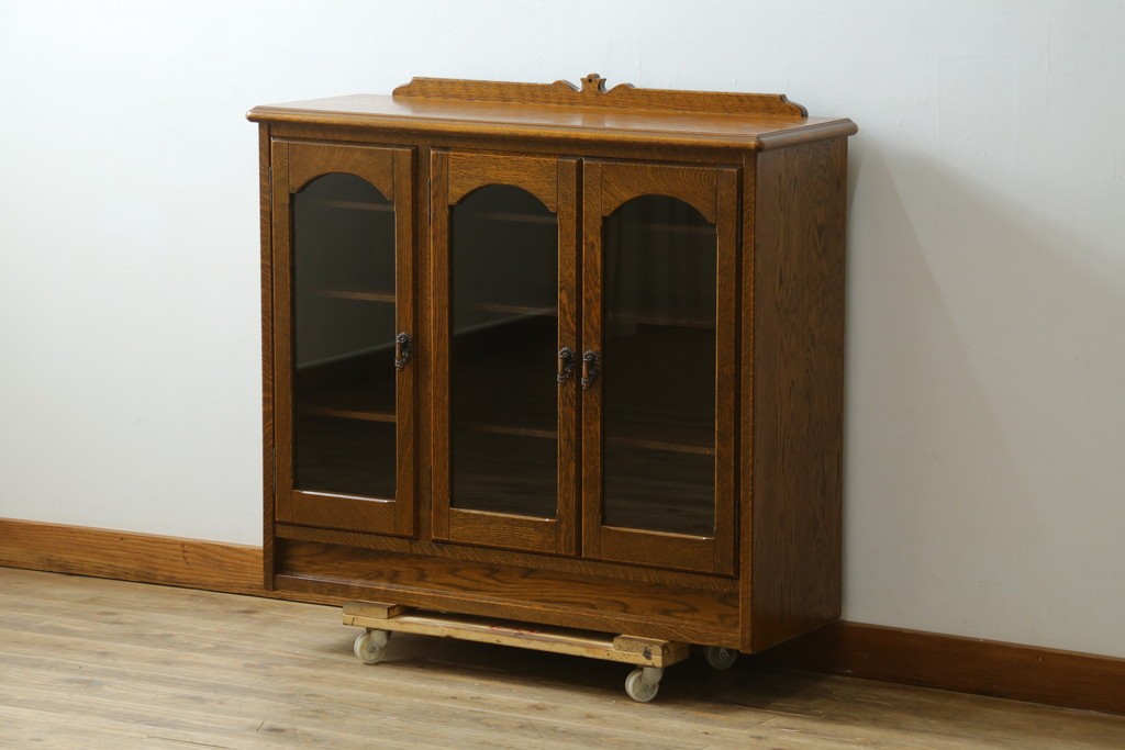 中古　希少な廃番品!　三越家具　COUNTRY HOUSE(カントリーハウス)　Brugge(ブルージュ)　アーチガラス扉と装飾金具が美しいサイドボードキャビネット　(R-087235)