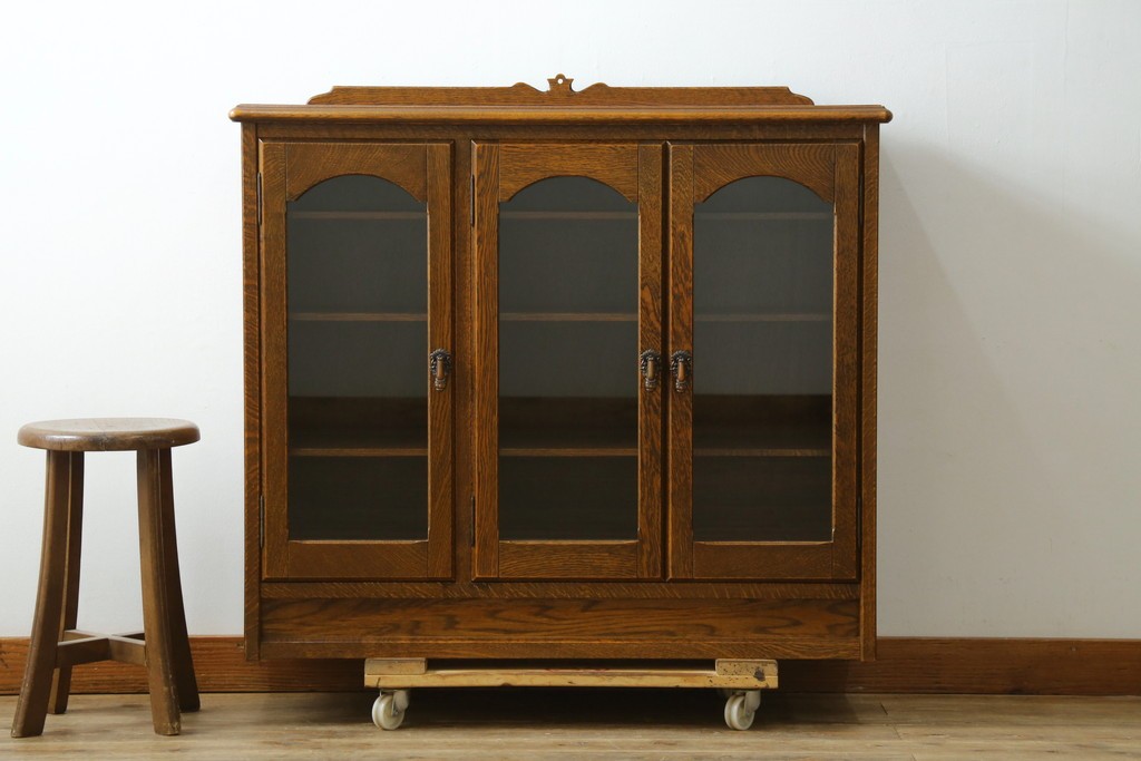中古　希少な廃番品!　三越家具　COUNTRY HOUSE(カントリーハウス)　Brugge(ブルージュ)　アーチガラス扉と装飾金具が美しいサイドボードキャビネット　(R-087235)