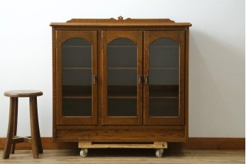 中古　希少な廃番品!　三越家具　COUNTRY HOUSE(カントリーハウス)　Brugge(ブルージュ)　アーチガラス扉と装飾金具が美しいサイドボードキャビネット　(R-087235)