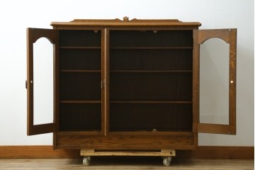 中古　希少な廃番品!　三越家具　COUNTRY HOUSE(カントリーハウス)　Brugge(ブルージュ)　アーチガラス扉と装飾金具が美しいサイドボードキャビネット　(R-087235)