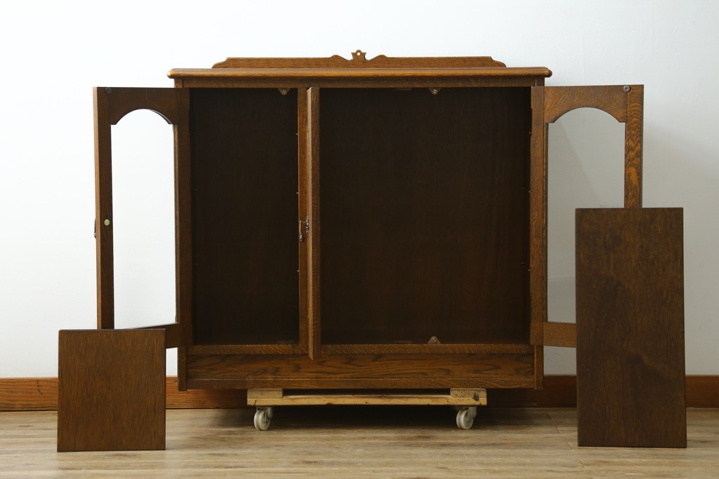 中古　希少な廃番品!　三越家具　COUNTRY HOUSE(カントリーハウス)　Brugge(ブルージュ)　アーチガラス扉と装飾金具が美しいサイドボードキャビネット　(R-087235)