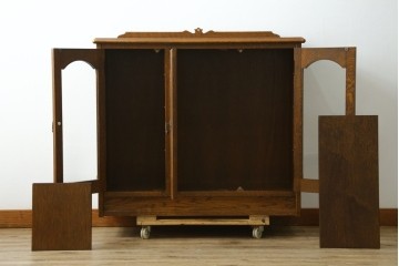 中古　希少な廃番品!　三越家具　COUNTRY HOUSE(カントリーハウス)　Brugge(ブルージュ)　アーチガラス扉と装飾金具が美しいサイドボードキャビネット　(R-087235)
