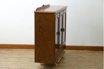 中古　希少な廃番品!　三越家具　COUNTRY HOUSE(カントリーハウス)　Brugge(ブルージュ)　アーチガラス扉と装飾金具が美しいサイドボードキャビネット　(R-087235)