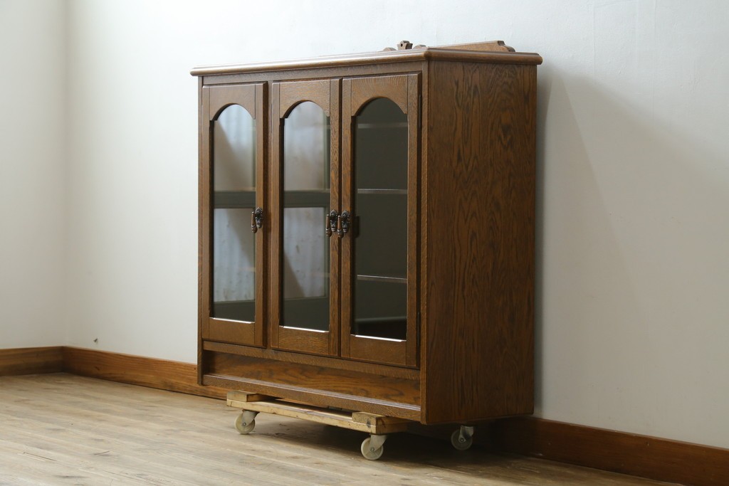 中古　希少な廃番品!　三越家具　COUNTRY HOUSE(カントリーハウス)　Brugge(ブルージュ)　アーチガラス扉と装飾金具が美しいサイドボードキャビネット　(R-087235)
