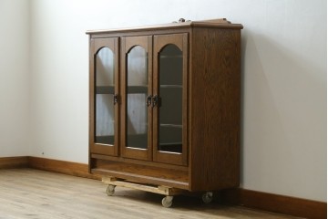 中古　希少な廃番品!　三越家具　COUNTRY HOUSE(カントリーハウス)　Brugge(ブルージュ)　アーチガラス扉と装飾金具が美しいサイドボードキャビネット　(R-087235)