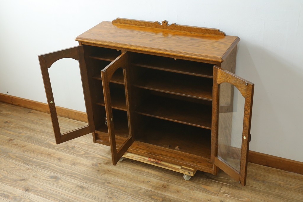 中古　希少な廃番品!　三越家具　COUNTRY HOUSE(カントリーハウス)　Brugge(ブルージュ)　アーチガラス扉と装飾金具が美しいサイドボードキャビネット　(R-087235)