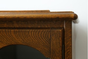 中古　希少な廃番品!　三越家具　COUNTRY HOUSE(カントリーハウス)　Brugge(ブルージュ)　アーチガラス扉と装飾金具が美しいサイドボードキャビネット　(R-087235)