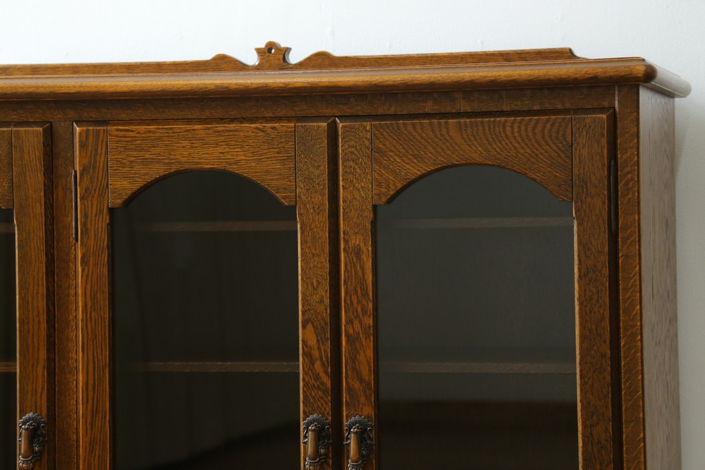 中古　希少な廃番品!　三越家具　COUNTRY HOUSE(カントリーハウス)　Brugge(ブルージュ)　アーチガラス扉と装飾金具が美しいサイドボードキャビネット　(R-087235)