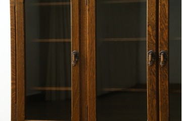 中古　希少な廃番品!　三越家具　COUNTRY HOUSE(カントリーハウス)　Brugge(ブルージュ)　アーチガラス扉と装飾金具が美しいサイドボードキャビネット　(R-087235)