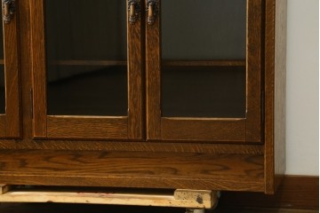 中古　希少な廃番品!　三越家具　COUNTRY HOUSE(カントリーハウス)　Brugge(ブルージュ)　アーチガラス扉と装飾金具が美しいサイドボードキャビネット　(R-087235)