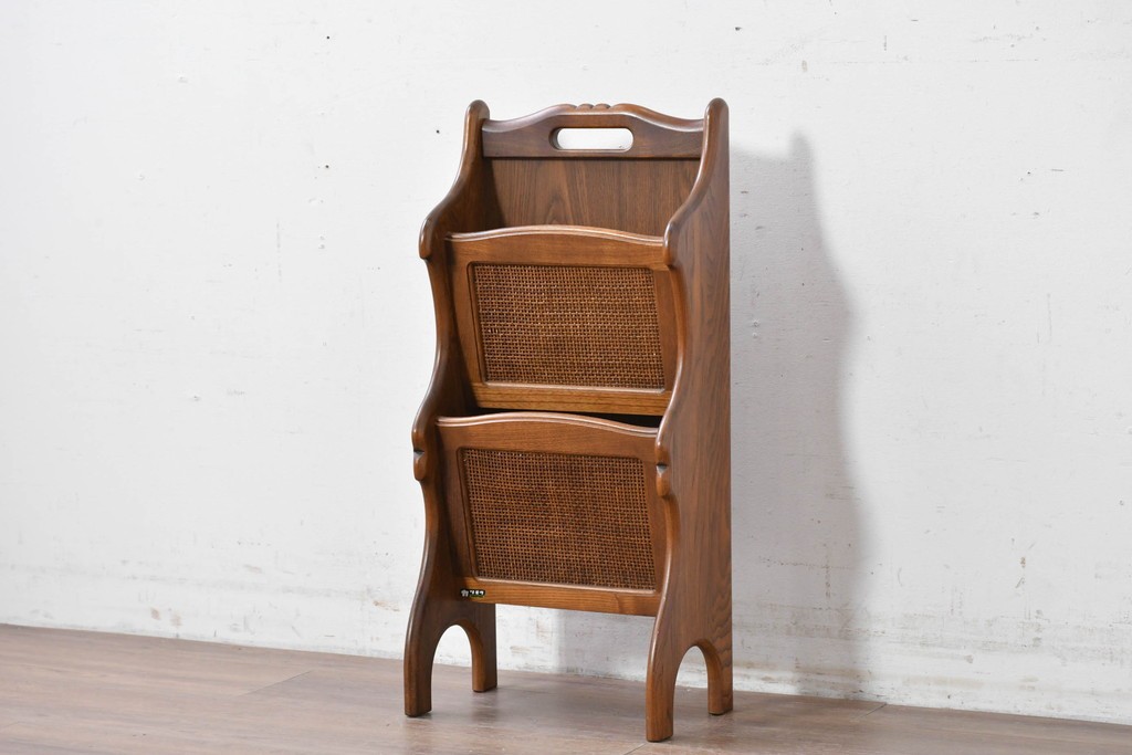 中古　カリモク家具　オールドカリモク　ラタン張り装飾が目を惹くマガジンラック　(R-087238)