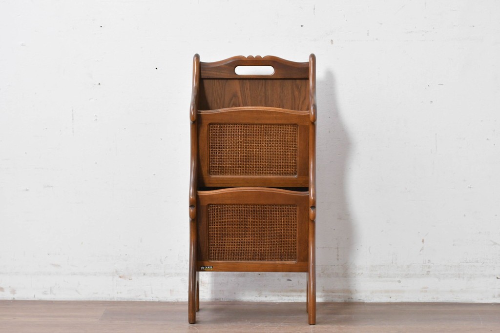中古　カリモク家具　オールドカリモク　ラタン張り装飾が目を惹くマガジンラック　(R-087238)