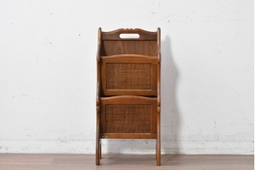 中古　カリモク家具　オールドカリモク　ラタン張り装飾が目を惹くマガジンラック　(R-087238)