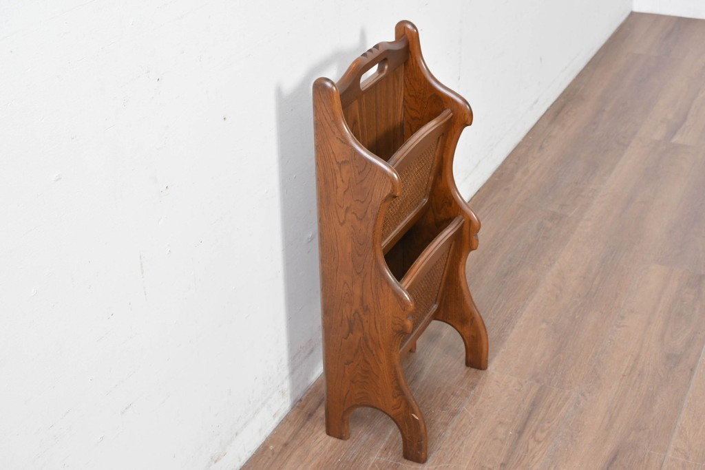 中古　カリモク家具　オールドカリモク　ラタン張り装飾が目を惹くマガジンラック　(R-087238)