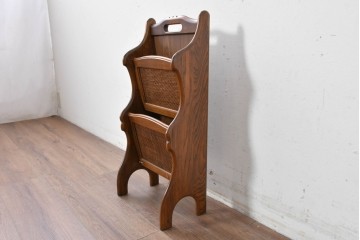 中古　カリモク家具　オールドカリモク　ラタン張り装飾が目を惹くマガジンラック　(R-087238)