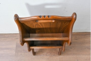 中古　カリモク家具　オールドカリモク　ラタン張り装飾が目を惹くマガジンラック　(R-087238)