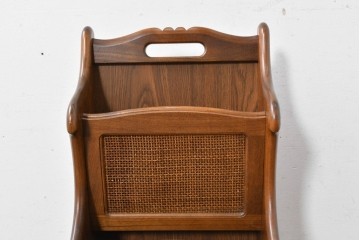 中古　カリモク家具　オールドカリモク　ラタン張り装飾が目を惹くマガジンラック　(R-087238)