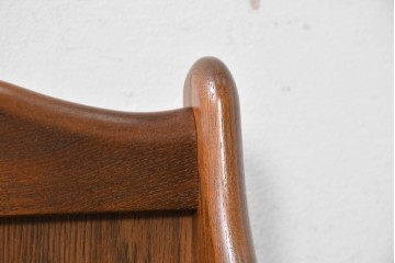 中古　カリモク家具　オールドカリモク　ラタン張り装飾が目を惹くマガジンラック　(R-087238)