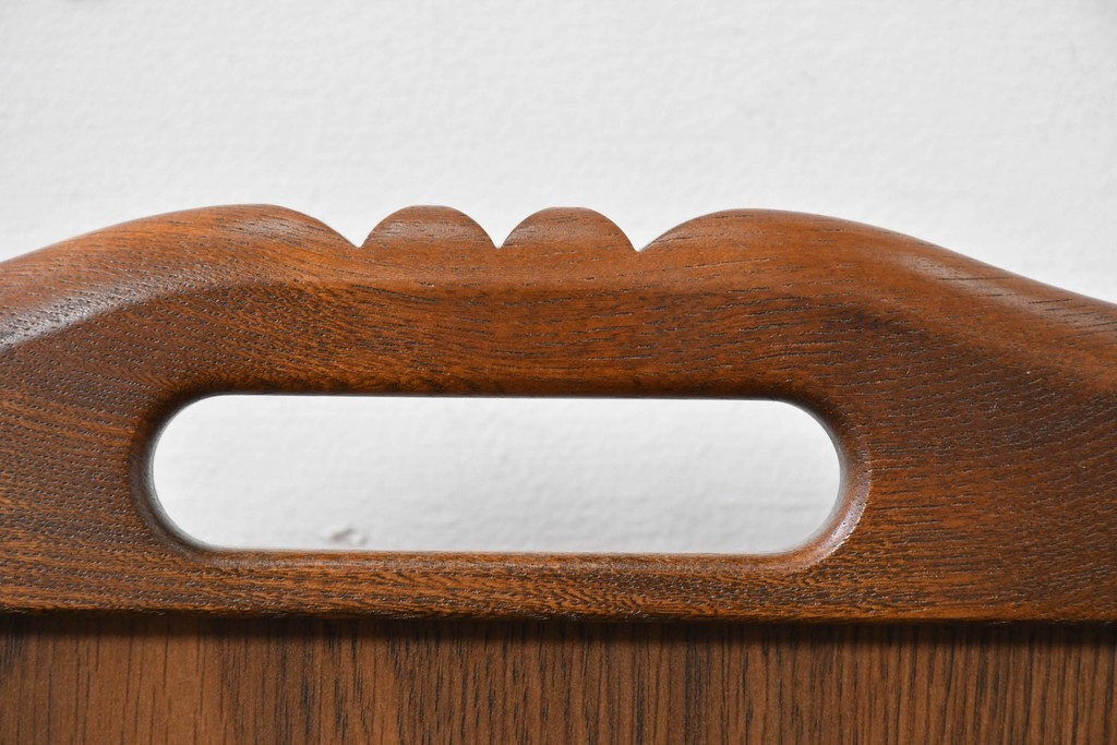 中古　カリモク家具　オールドカリモク　ラタン張り装飾が目を惹くマガジンラック　(R-087238)