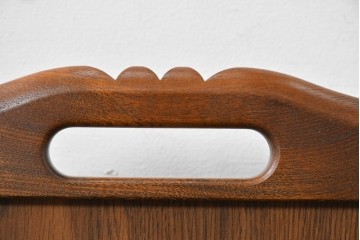 中古　カリモク家具　オールドカリモク　ラタン張り装飾が目を惹くマガジンラック　(R-087238)