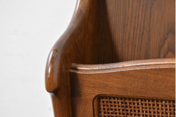 中古　カリモク家具　オールドカリモク　ラタン張り装飾が目を惹くマガジンラック　(R-087238)