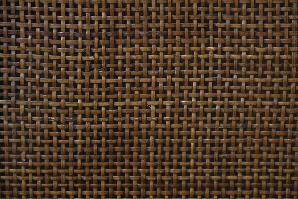 中古　カリモク家具　オールドカリモク　ラタン張り装飾が目を惹くマガジンラック　(R-087238)