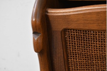 中古　カリモク家具　オールドカリモク　ラタン張り装飾が目を惹くマガジンラック　(R-087238)