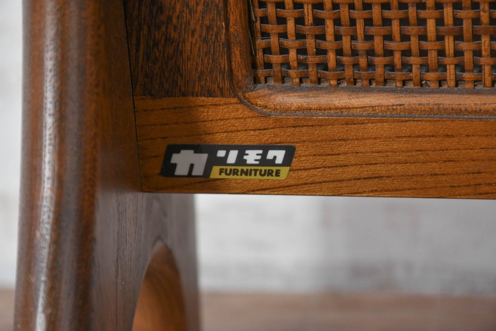 中古　カリモク家具　オールドカリモク　ラタン張り装飾が目を惹くマガジンラック　(R-087238)